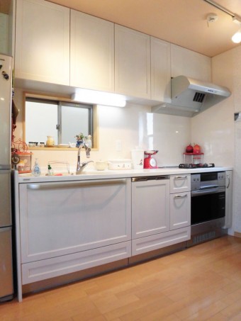 木目のぬくもりが味わい深いキッチンに